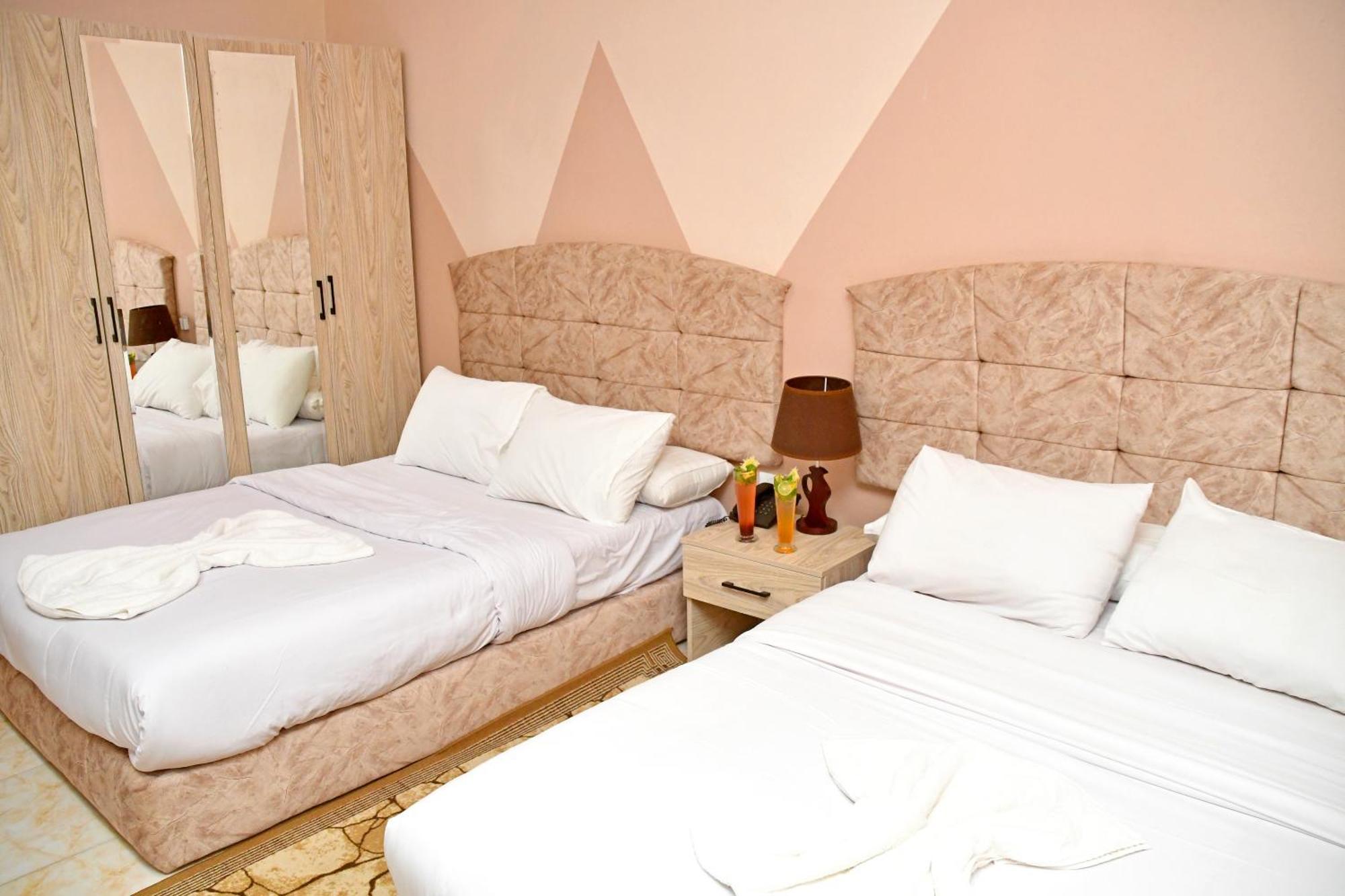 Nun Pyramids Hotel Kafrat al Jabal Bilik gambar